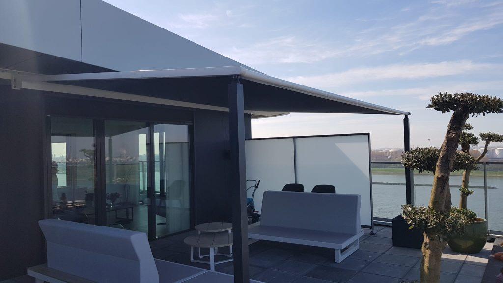 aanzicht PERGOLASCHERM Kugeko REM Zonwering Terrasschermen Pergola zonweringen