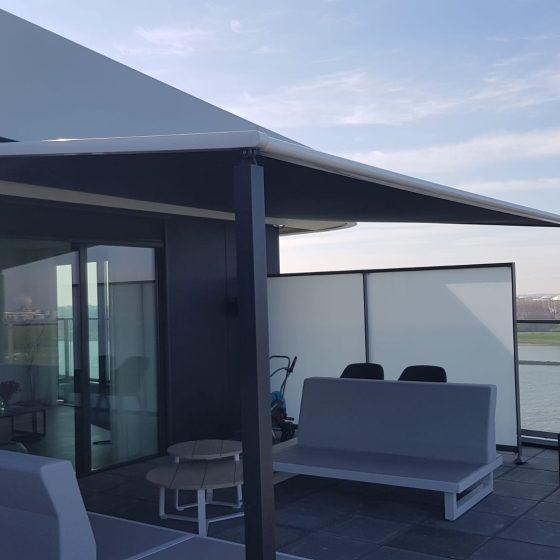 aanzicht PERGOLASCHERM Kugeko REM Zonwering Terrasschermen Pergola zonweringen