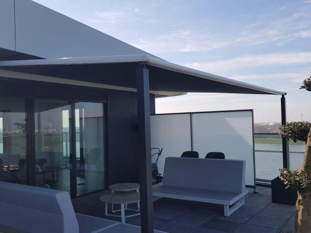 aanzicht PERGOLASCHERM Kugeko REM Zonwering Terrasschermen Pergola zonweringen