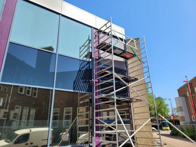 Goudse schouwburg hoek raampartij foto tijdens werkzaamheden REM zonwering screens