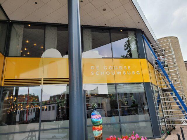 Goudse schouwburg Entree en voorzijde foto open situatie REM zonwering screens