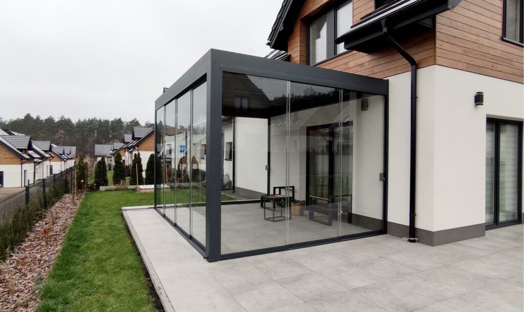 Rem zonwering aluminium lamellendak overkapping zijaanzicht in de middag